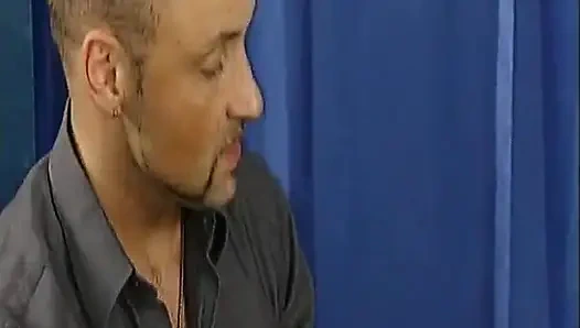 Büyük memeli sarışın Alman genç erkek avcısı oyuncak kullanıyor ve büyük yarak alıyor