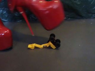 Lady L Crush schnitt Spielzeug mit roten sexy Stiefeln.