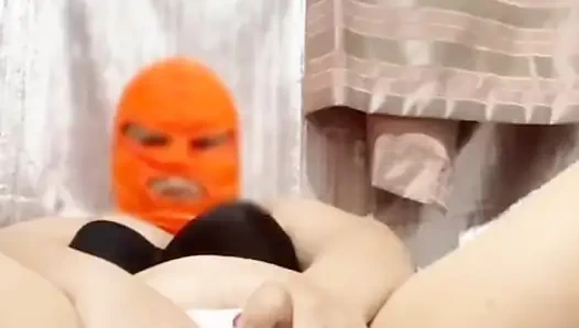 Жена смотрит мое видео, пока она делает соло