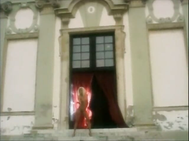 Sexy rubia petite polla chupando trío