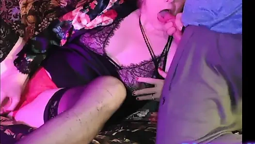 Seksi siyah naylon çoraplar, kırmızı iyileşiyor, oyuncak oyunu, boşalma çekimiyle bitiyor!