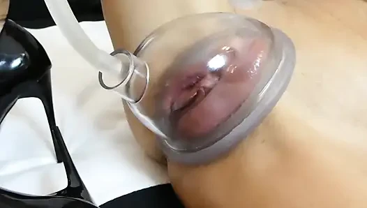 MILF pumpt ihre muschi bis zum maximum, bevor sie mit creampie gefickt wird und squirtet