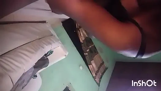 Rose massiert schwarzen schwanz vor der penetration