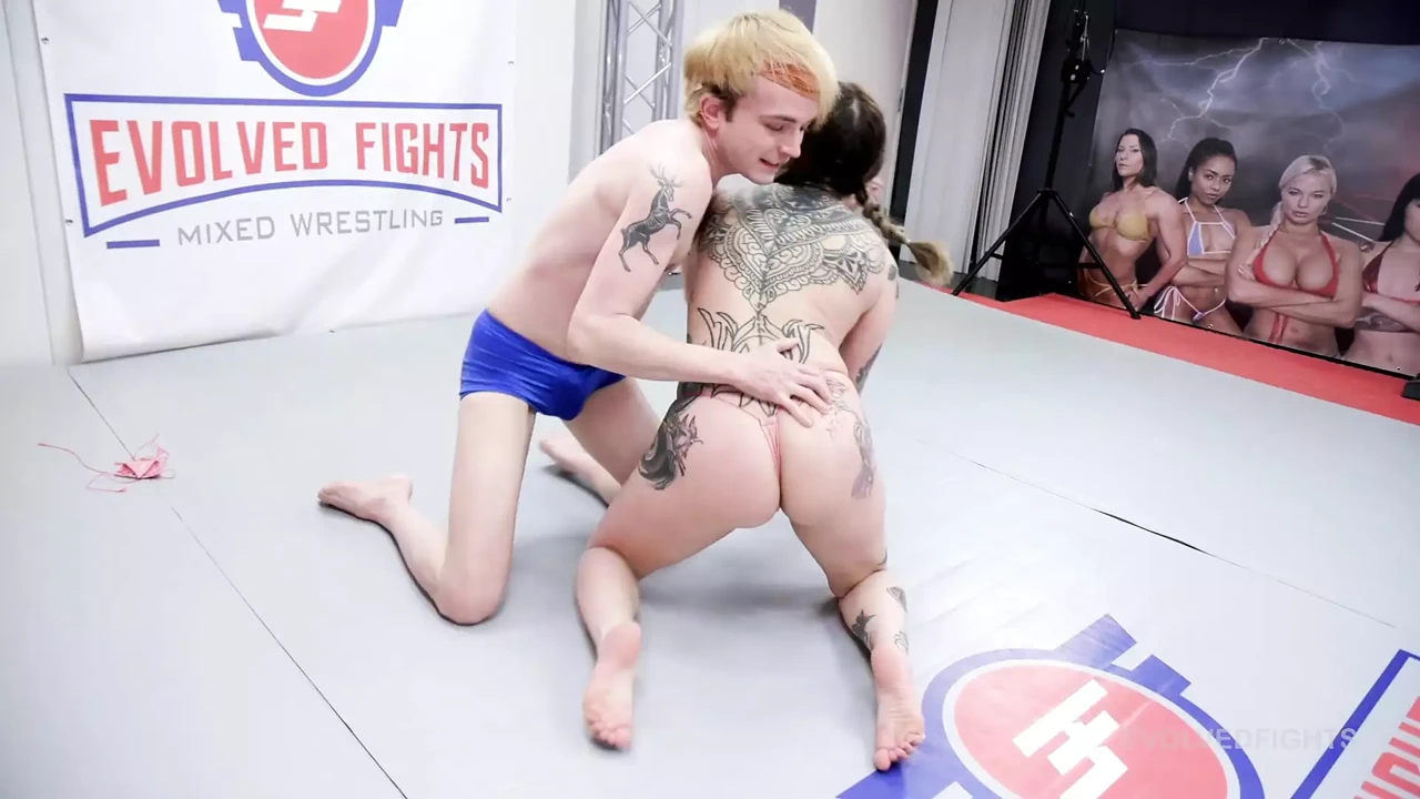 Vanessa Vega大战Fuck - Buck需要另一次插菊花并喜欢它