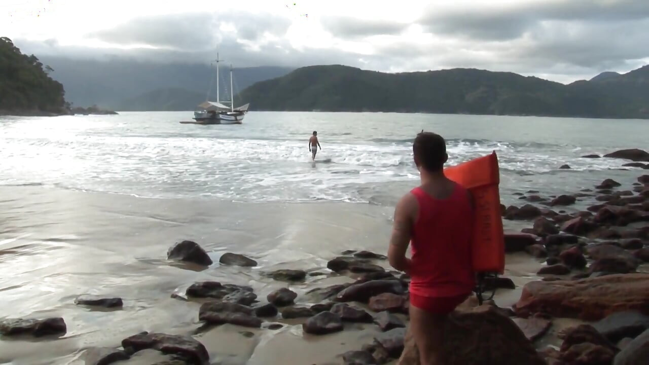Vídeo exclusivo Bareback: Foda intensa na praia na bunda de um gay com tesão sexy