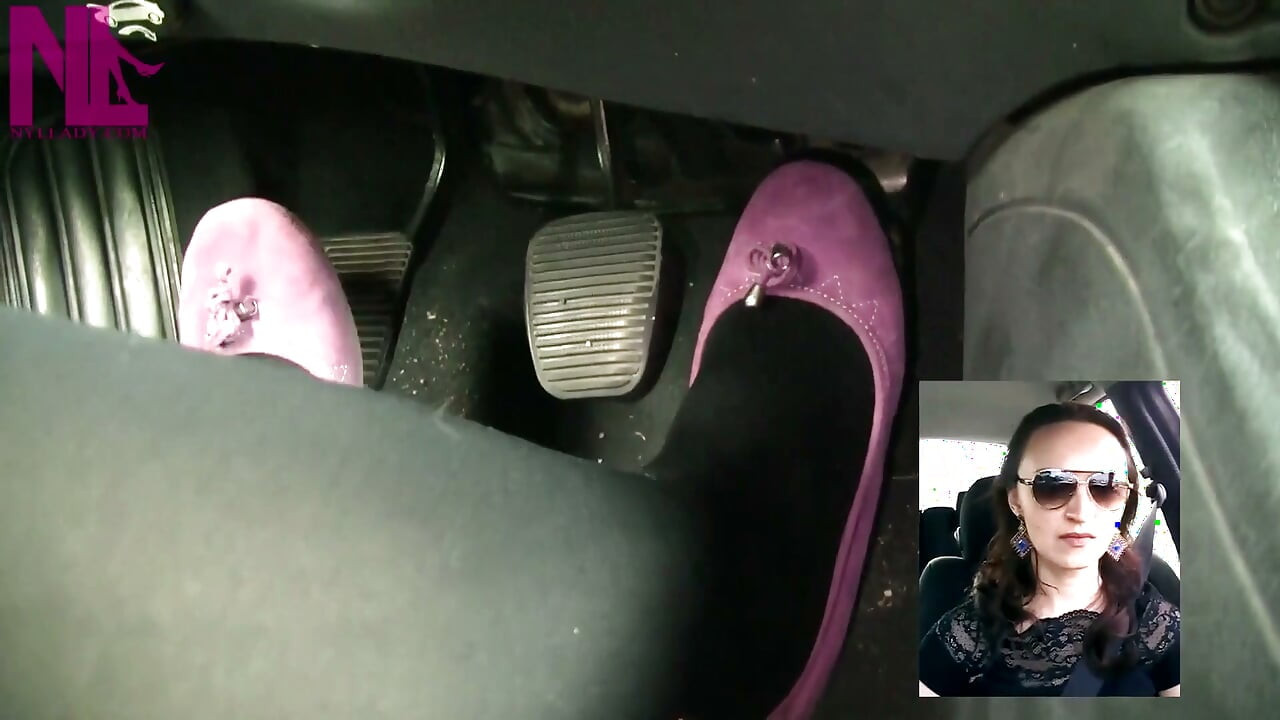 黒い極太ナイロンとピンクのバレエシューズで運転中