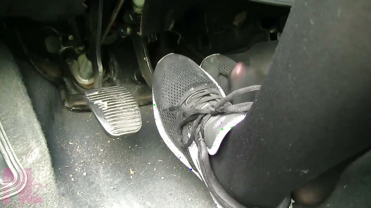 Bombeo sensual de pedales con zapatillas negras