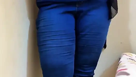 Pawg utangaç genç çalışan patron yan masadayken ofiste mastürbasyon yapıyor