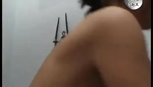 Brünette hure gefingert und gefickt, bevor das sperma auf ihre kleinen titten fallen ließ