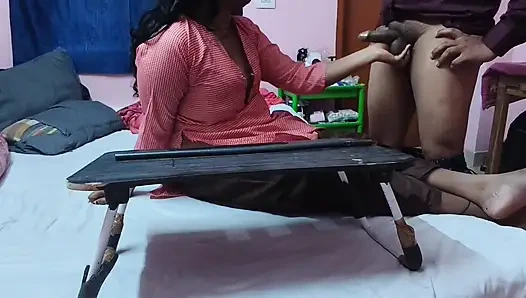 Die lehrerin bestraft ihren lieblingsschüler wegen frecher tantarum mit einem stock