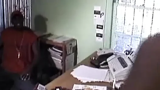 Gülümseyen esmer büyük göğüslerini teşhir ediyor ve zonklayan yarağı emiyor