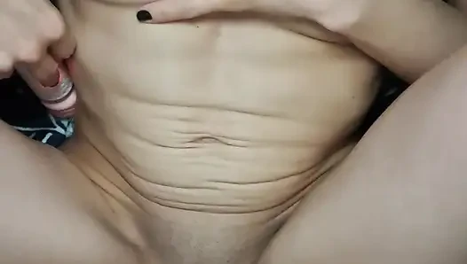 Ein bett mit der kleinen titten-freundin meines besten freundes teilen