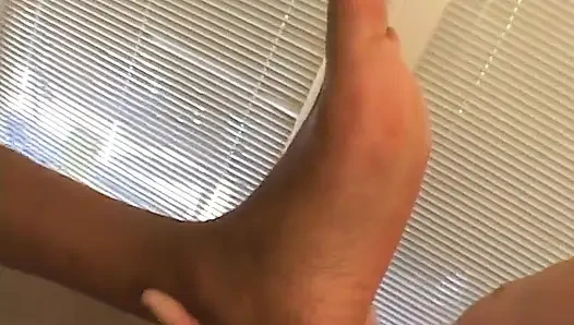 Seksi zenci hatun adamın yarağını emiyor ve ayak parmaklarını yerde emiyor