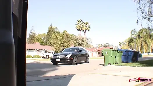 Ihr reifer arsch wird nach einem erfahrenen blowjob von einem schwarzen hengst zertrümmert