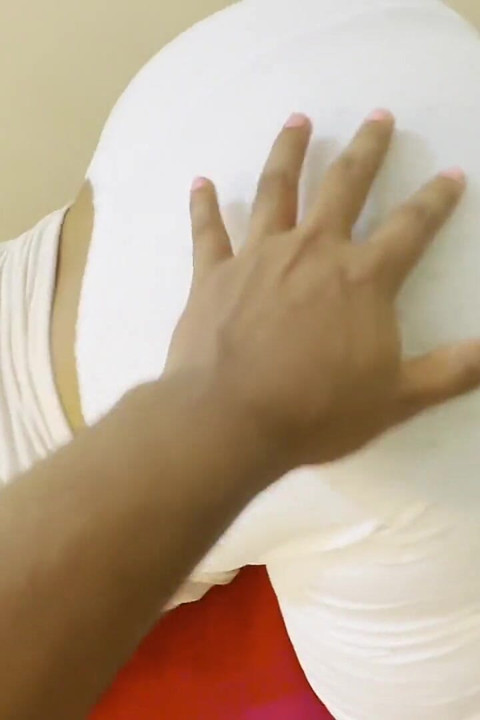 火辣继妹从她的继兄弟那里救出新屁股