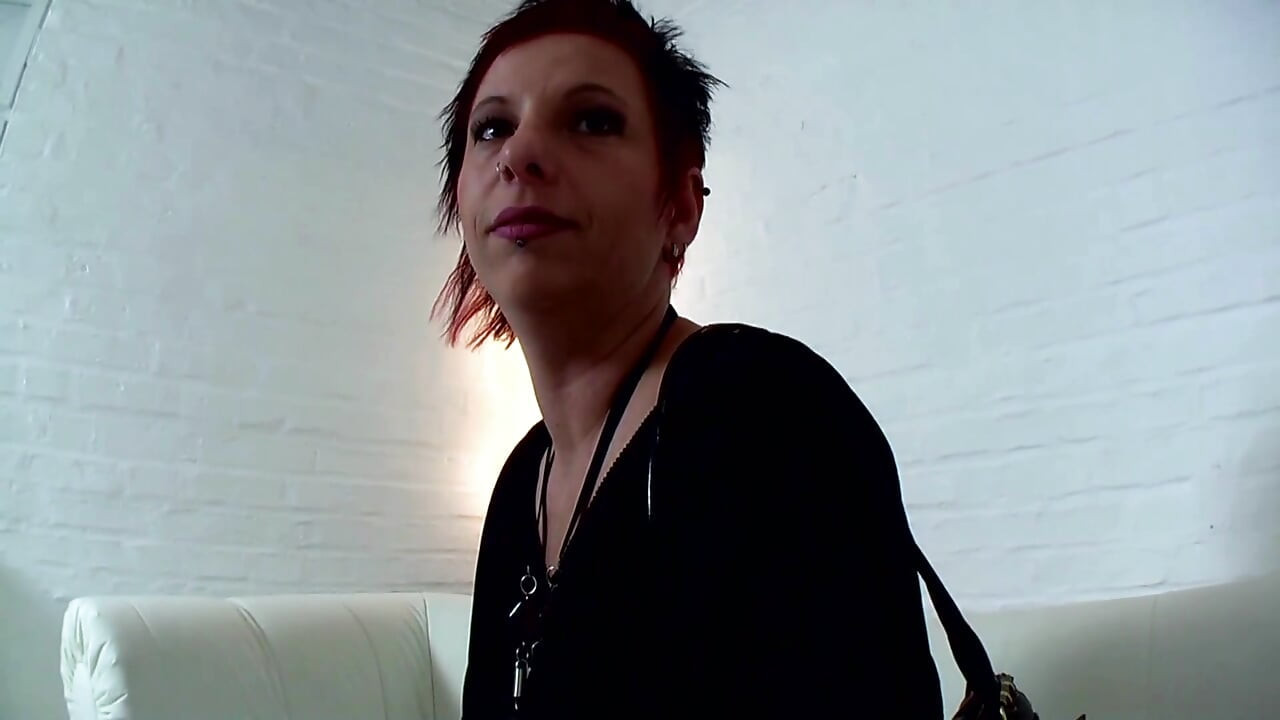 紅短髮穿孔女士在特寫視頻中自慰