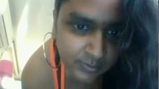 Indische tante speelt op webcam