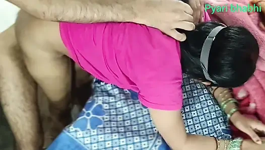 Göt amcık sikiyor yarak emiyor göğüslerini emiyor memeden süt emiyor ve domaltarak yarağa oturuyor ve doğrudan Hintçe seste yatıyor