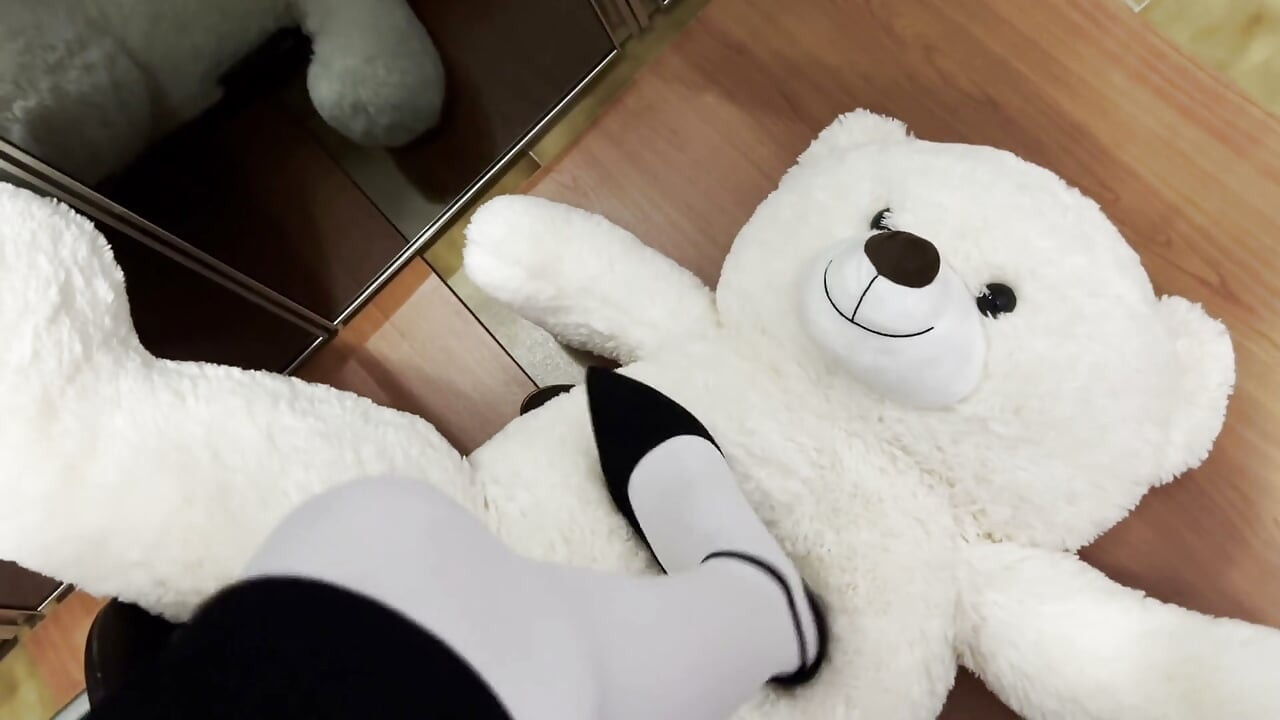 高跟鞋踩踏泰迪熊 EP. 2