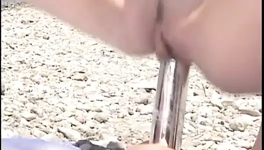 Genç kızlar plajda açık bir dildoyla birbirlerini sikiyor
