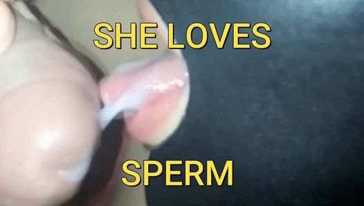 A ella le gusta lamer el esperma