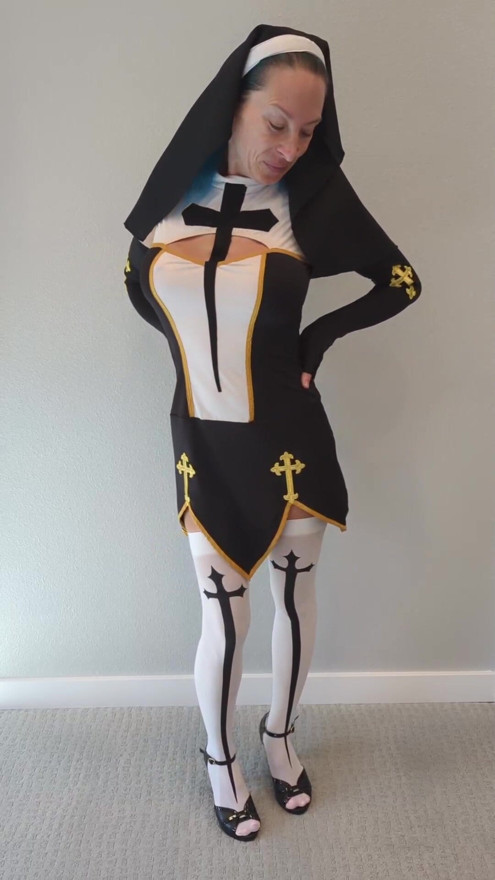 Freira Stella em traje de cosplay experimenta