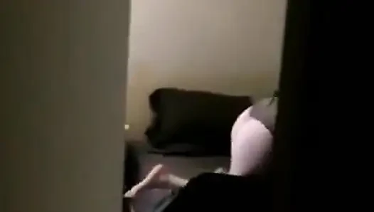 Сосед по комнате снял на видео, как я хуим подушку!
