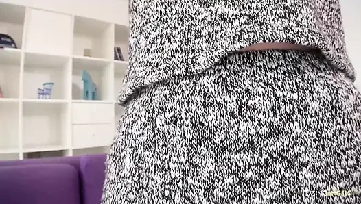 This inexperienced woman first shown some shyness, but eventually engaged in sexual intercourse