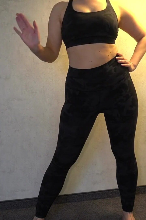 Apertada calça de ioga menina recebe gozada interna quente