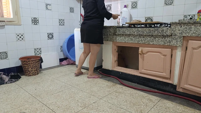 A technician came to check the washing machine and he liked my ass and fucked me until my eyes turned white