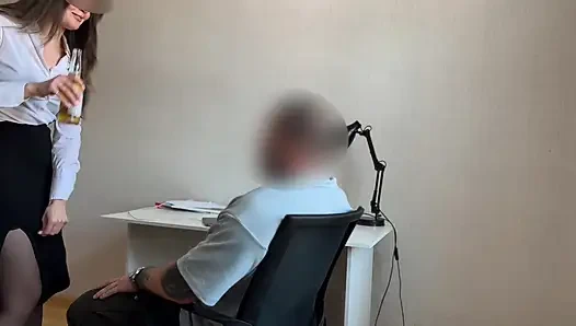 İş arkadaşım seks istiyor, birkaç kez orgazm oluyor ve yüzüne boşalma