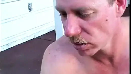 Raquel si lesbian jelek dengan baju lateks hitam bikin cowok ini jilat dan ngentot memeknya pakai strap-on ukuran raksasa