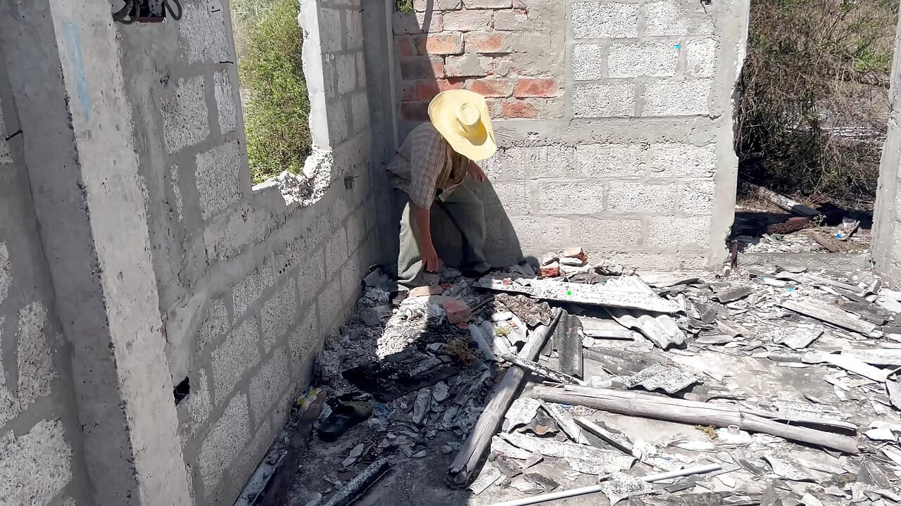 Bela, peituda e rabuda madrasta milf fode o trabalhador da construção civil.