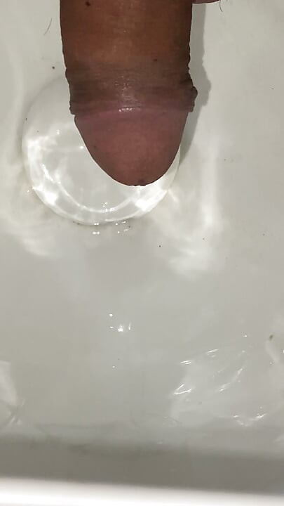我有一根又热又硬的鸡巴，我正想在它上面捅个洞，把那股骚气全射进去