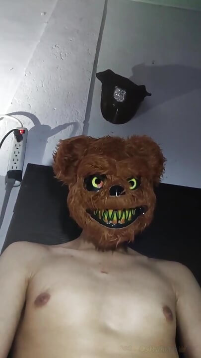 Salvadoran twink pulls his huge cock in front of the webcam