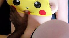 Heißes französisches Mädchen, das Pikachu-Cosplay macht, wird geritten