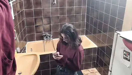Смотри, как я раздеваюся и принимает душ