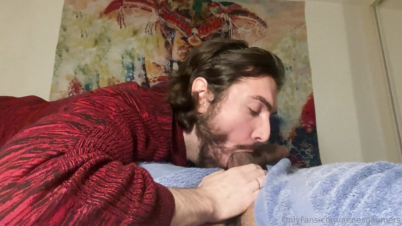 Puši debeli tvrdi kurac i skače dok ne svrši nakon tuširanja