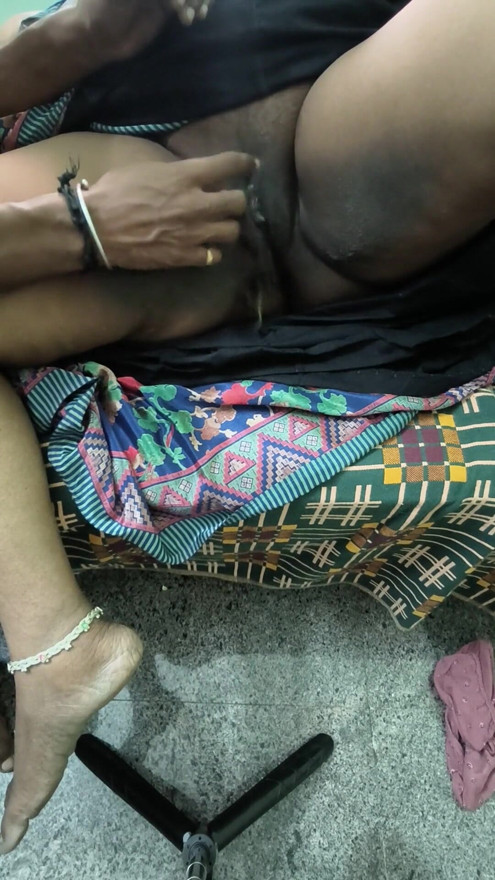 Ternganga dengan makcik kongkek jari. Makcik menikmati dan mood penuh pada kongkek jari dan makan terangsang | Klip 1