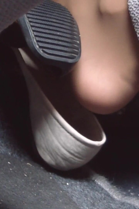 Soft revving e pedal delicado bombeando em apartamentos bege em pés hosed