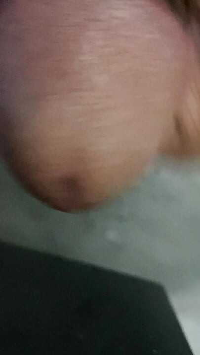 In the bathroom, there was a cock that was getting an erection, only knowing how to endure it, not having to do it