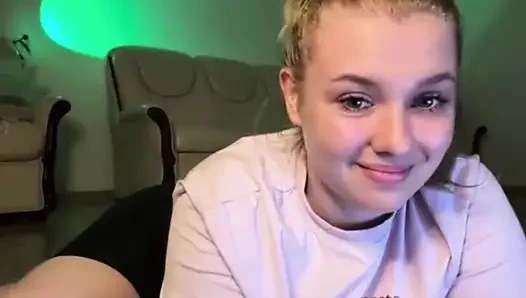 Jucielussie meraba memek dan mencicipinya