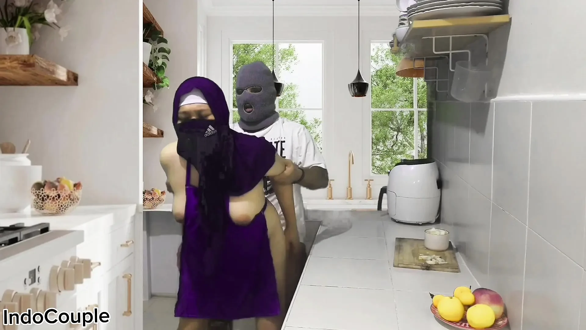 Istri hijab indo viral memasak di dapur saudara tiri masuk dan menidurinya dengan keras
