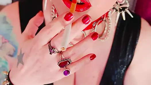 Gözlüklü gotik kız senin için sigara içiyor - Tina Snua sallayarak sigara içiyor omi ome sürükleniyor snap inhales