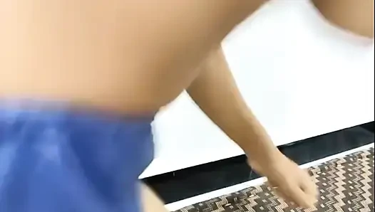 Hintli köylü kadın ve devar parmaklıyor