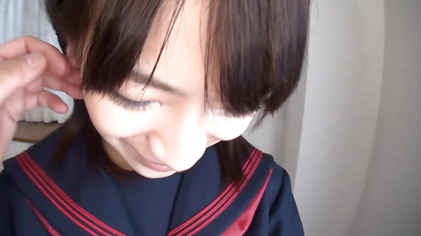 Homem maduro e uma linda garota de uniforme