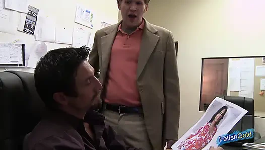 Cewek muda semok didominasi oleh lesbian pirang terangsang