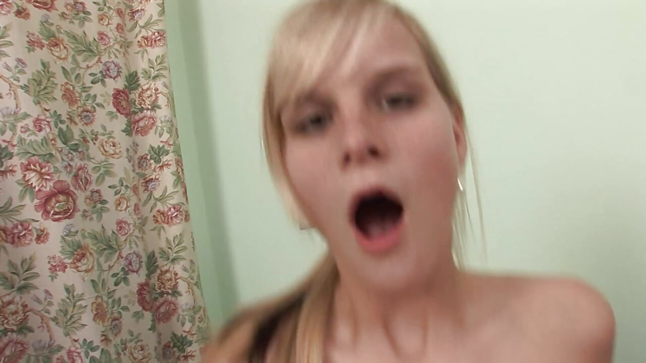 Nadržená dívka si užívá lízání kundičky před jízdou na tvrdém ptákovi na pohovce