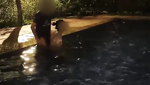 Istri bahenol ini rela ngentot di kolam renang malam-malam!