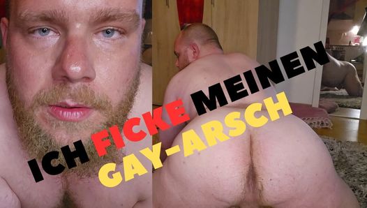 Die schwule Ficksau liebt es so richtig versaut und hart! Sieh, wie er seinen fetten Gay-Arsch fickt!